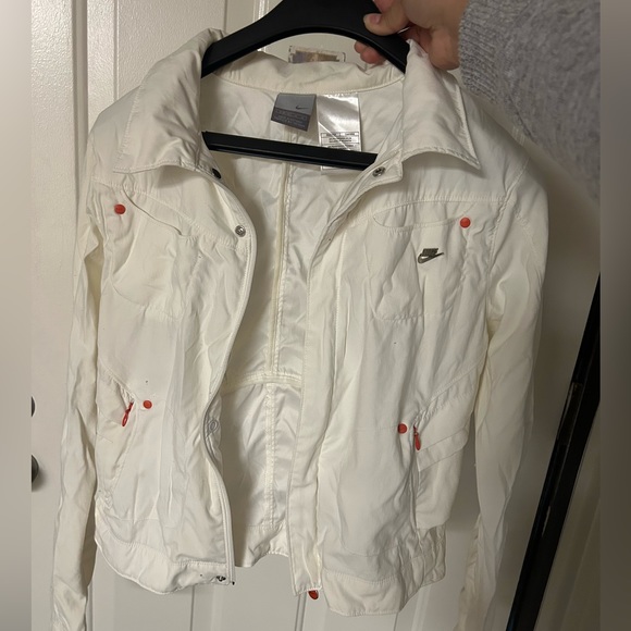Women’s Nike Jacket 🤍 Fashionable and Manageable. - Picture 1 of 3